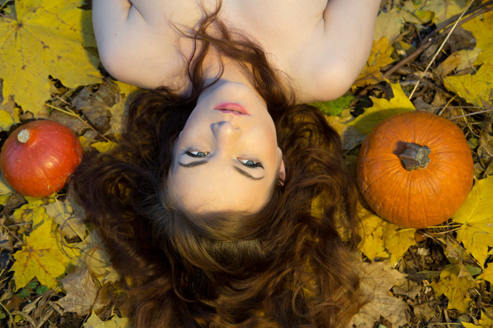 malwina-wlodarczyk-halloween-2015-on-leaves-18